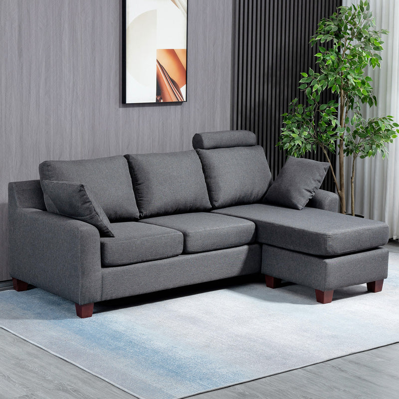 Cuscini sul divano grigio nel caldo soggiorno interno con pittura